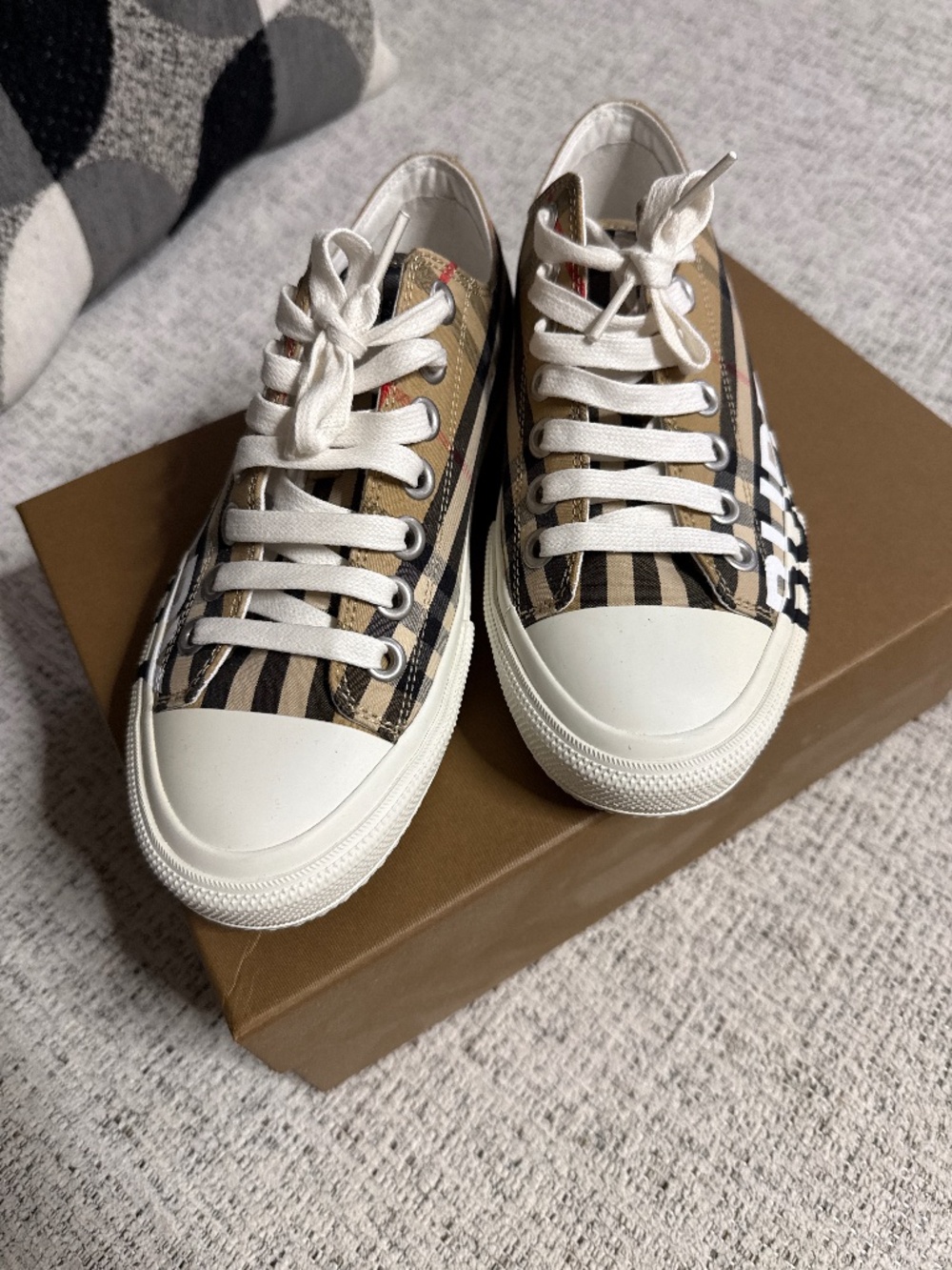 Low top Burberry shoe